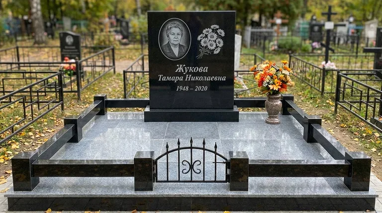 Памятник с гравировкой ромашек — выполненная работа «Жукова» в Сочи