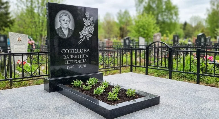 Памятник с гравировкой роз — выполненная работа «Соколова» в Сочи