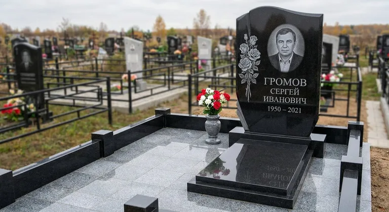 Памятник с гравировкой роз — выполненная работа «Громов» в Сочи