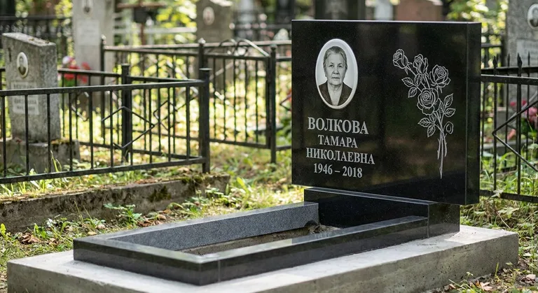 Памятник с гравировкой роз — выполненная работа «Волкова» в Сочи