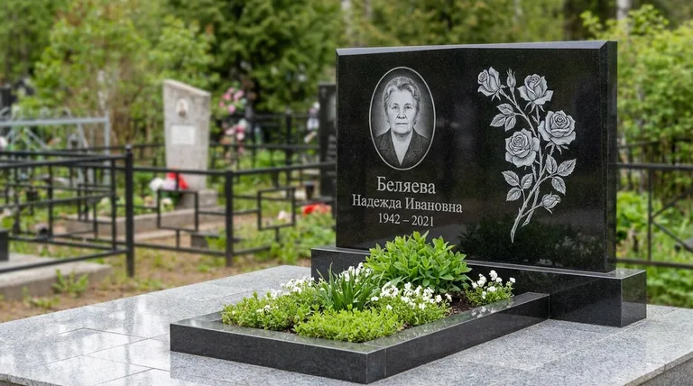 Памятник с гравировкой роз — выполненная работа «Беляева» в Сочи