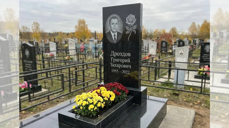 Памятник с гравировкой роз — выполненная работа «Дроздов» в Сочи
