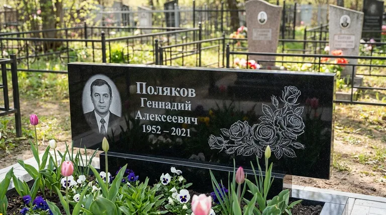 Памятник с гравировкой роз — выполненная работа «Поляков» в Сочи