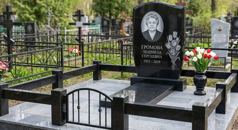 Памятник с гравировкой тюльпанов — выполненная работа «Громова» в Сочи