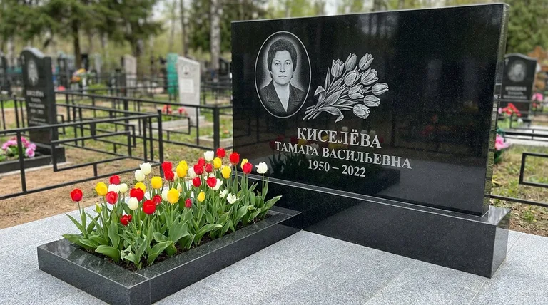 Памятник с гравировкой тюльпанов — выполненная работа «Киселёва» в Сочи