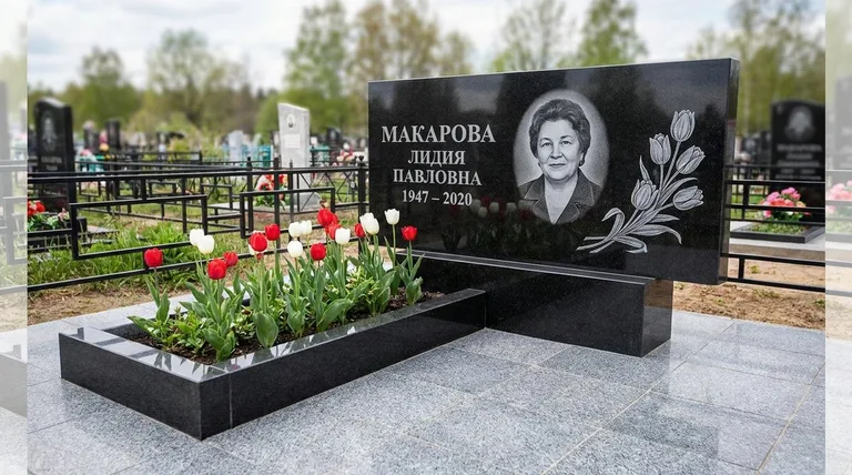 Памятник с гравировкой тюльпанов — выполненная работа «Макарова» в Сочи