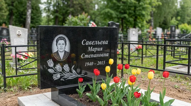 Памятник с гравировкой тюльпанов — выполненная работа «Савельева» в Сочи