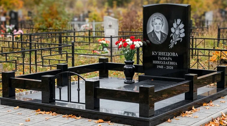 Памятник с гравировкой тюльпанов — выполненная работа «Кузнецова» в Сочи