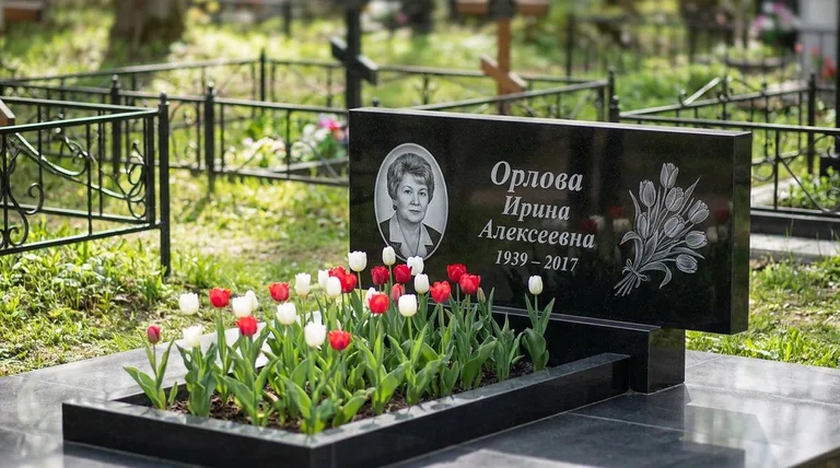 Памятник с гравировкой тюльпанов — выполненная работа «Орлова» в Сочи