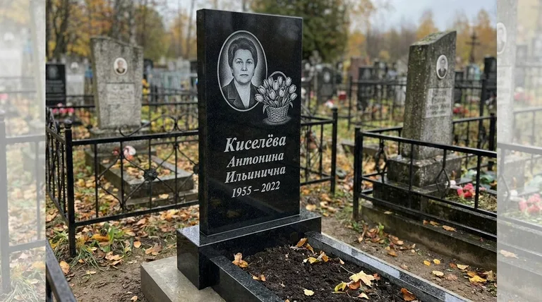 Памятник с гравировкой тюльпанов — выполненная работа «Киселёва» в Сочи