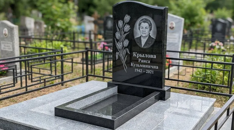 Памятник с гравировкой тюльпанов — выполненная работа «Крылова» в Сочи