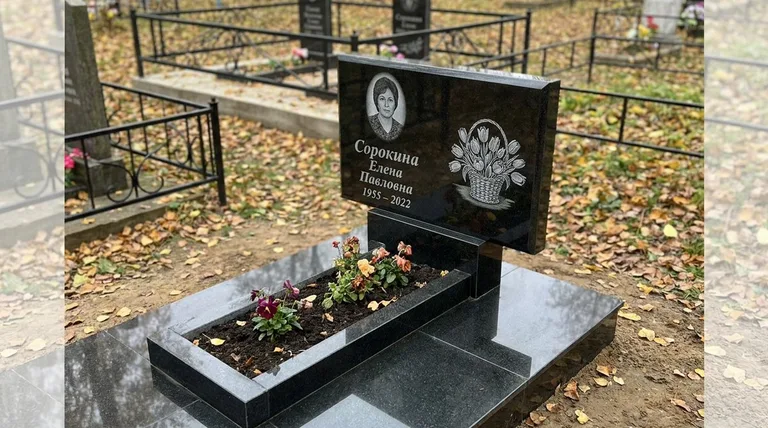 Памятник с гравировкой тюльпанов — выполненная работа «Сорокина» в Сочи