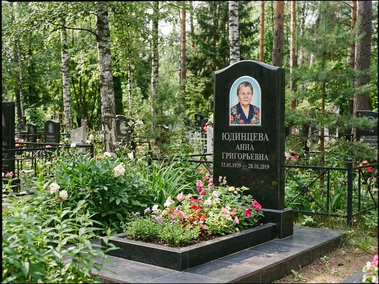 Овальный портрет на памятнике весной в Сочи