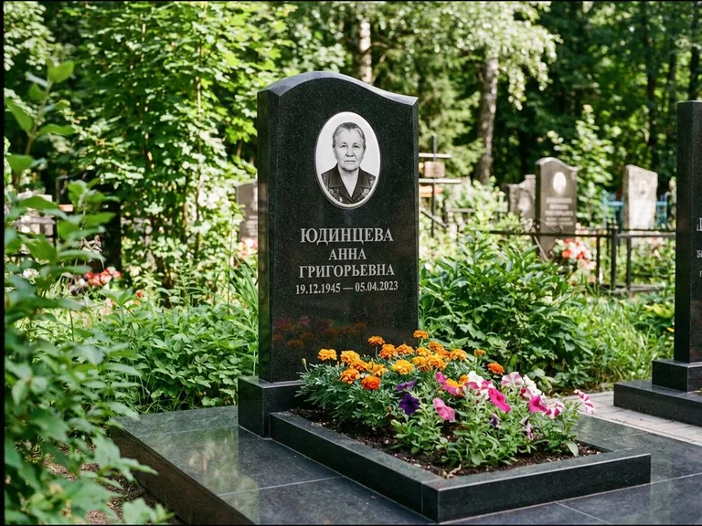 Овальный портрет на сером граните — работа «Юдинцева» в Сочи