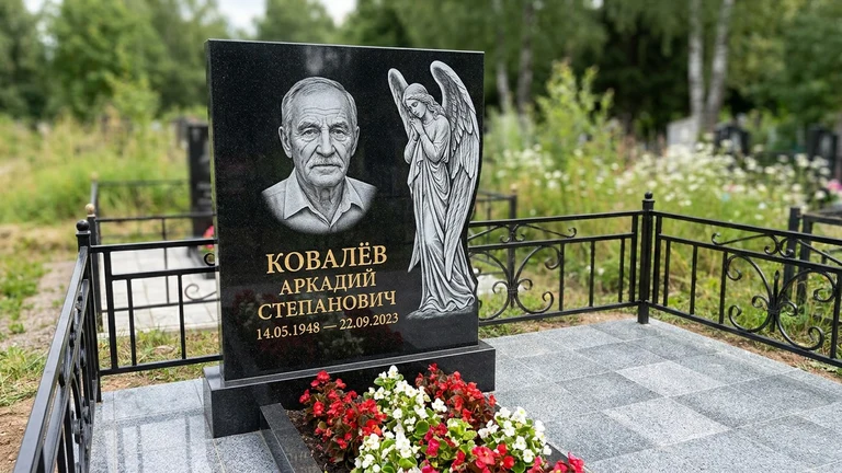 Гравировка ангела на памятник в Сочи — памятник из чёрного гранита с гравировкой