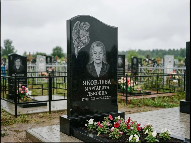 Памятник с гравировкой ангела — гравировка молящегося ангела в верхней части стелы, работа «Яковлева» в Сочи