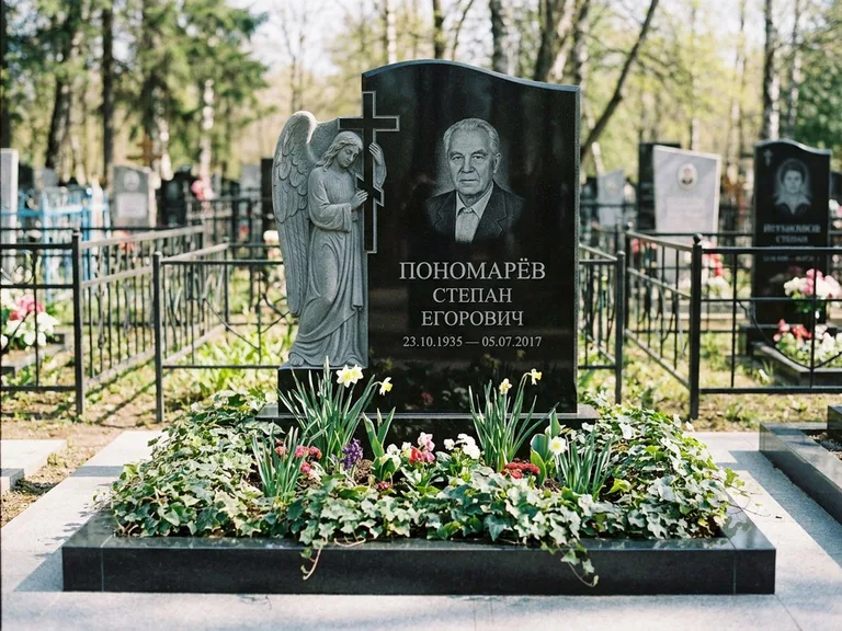 Памятник с гравировкой ангела — гравировка ангела с крестом рядом с эпитафией, работа «Пономарёв» в Сочи