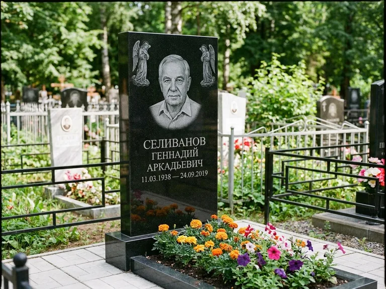 Памятник с гравировкой ангела — гравировка двух ангелов по сторонам портрета, работа «Селиванов» в Сочи