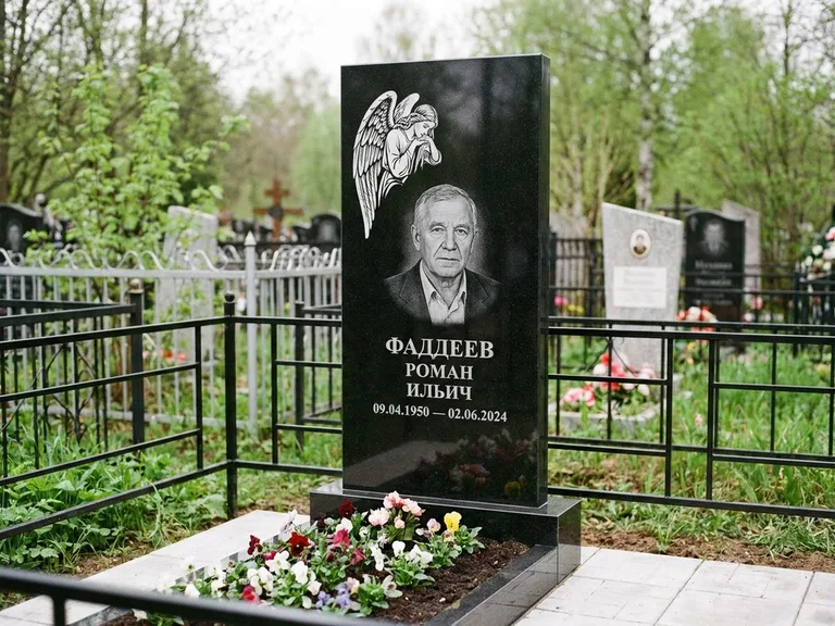 Памятник с гравировкой ангела — белая гравировка скорбящего ангела над портретом, работа «Фаддеев» в Сочи