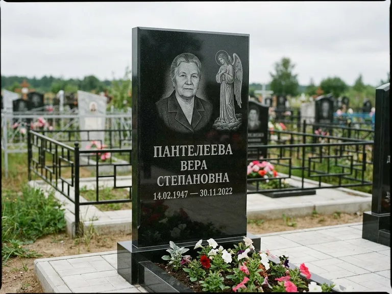 Памятник с гравировкой ангела — гравировка ангела-хранителя сбоку от портрета, работа «Пантелеева» в Сочи
