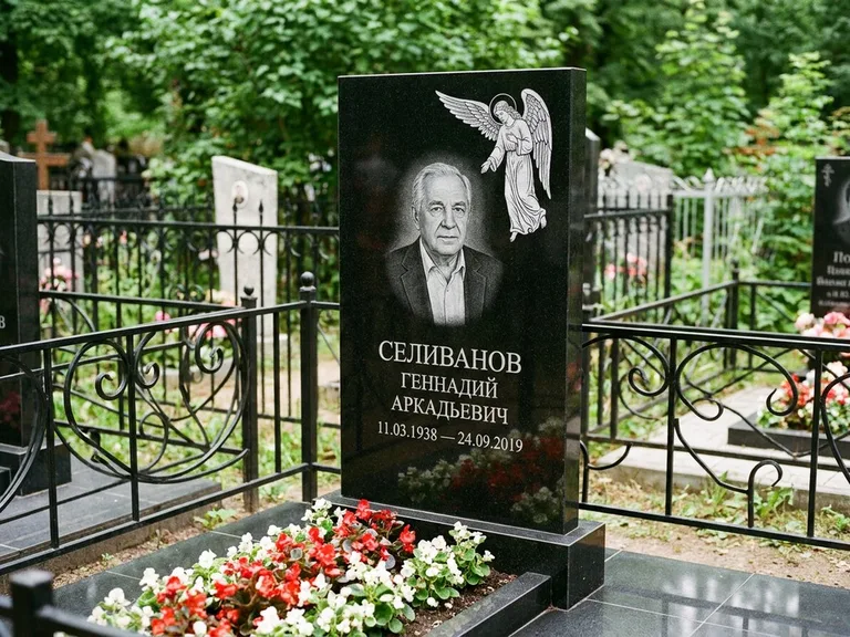 Памятник с гравировкой ангела — белая гравировка скорбящего ангела над портретом, работа «Селиванов» в Сочи