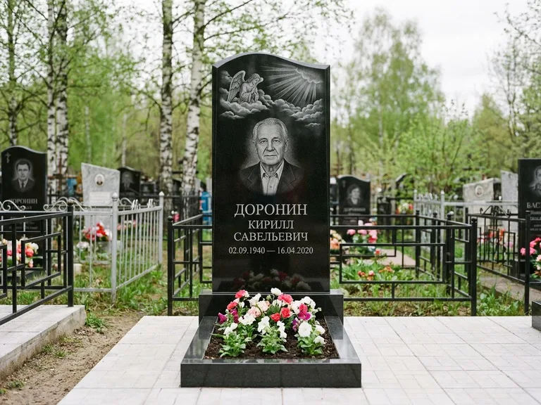 Памятник с гравировкой ангела — гравировка ангела в облаках с лучами над портретом, работа «Доронин» в Сочи