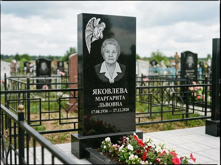 Памятник с гравировкой ангела — белая гравировка скорбящего ангела над портретом, работа «Яковлева» в Сочи
