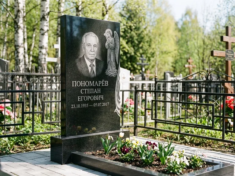 Памятник с гравировкой ангела — гравировка ангела-хранителя сбоку от портрета, работа «Пономарёв» в Сочи