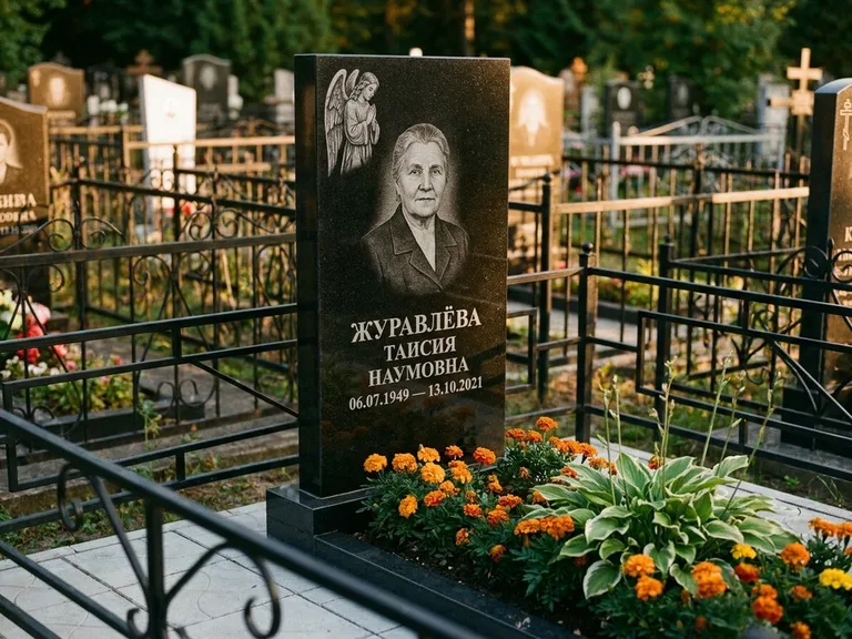 Памятник с гравировкой ангела — гравировка молящегося ангела в верхней части стелы, работа «Журавлёва» в Сочи