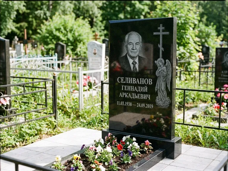 Памятник с гравировкой ангела — гравировка ангела с крестом рядом с эпитафией, работа «Селиванов» в Сочи