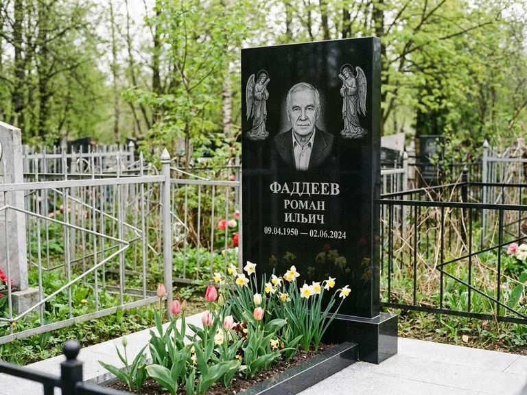 Памятник с гравировкой ангела — гравировка двух ангелов по сторонам портрета, работа «Фаддеев» в Сочи