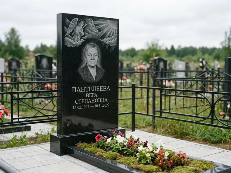 Памятник с гравировкой ангела — гравировка ангела в облаках с лучами над портретом, работа «Пантелеева» в Сочи