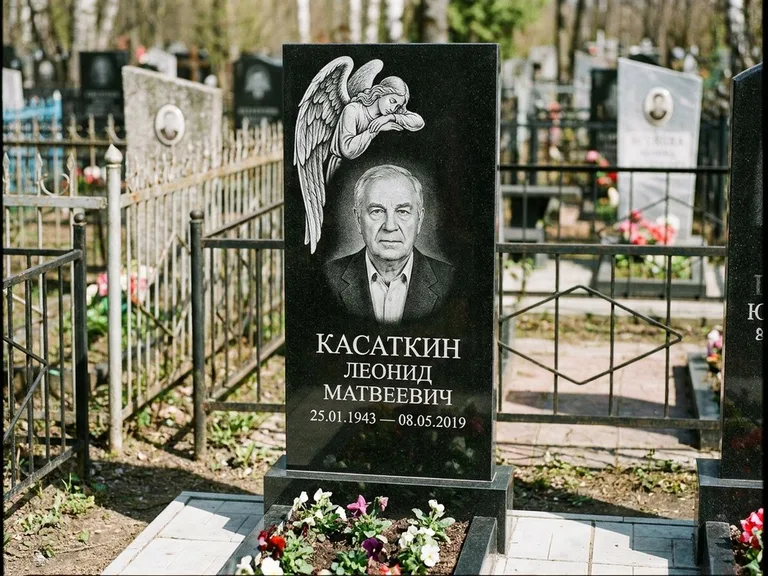 Памятник с гравировкой ангела — белая гравировка скорбящего ангела над портретом, работа «Касаткин» в Сочи