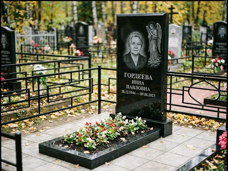 Памятник с гравировкой ангела — гравировка ангела-хранителя сбоку от портрета, работа «Гордеева» в Сочи