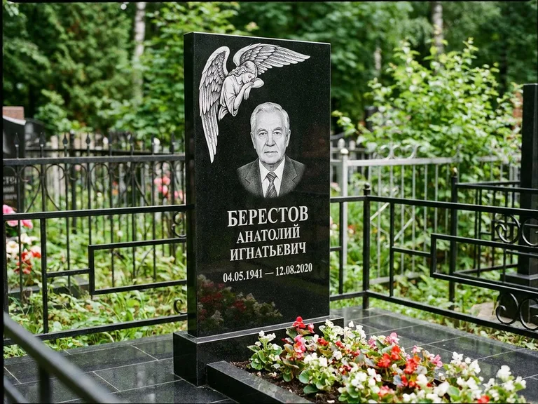 Памятник с гравировкой ангела — гравировка молящегося ангела в верхней части стелы, работа «Свиридов» в Сочи