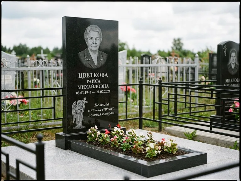 Памятник с гравировкой ангела — гравировка двух ангелов по сторонам портрета, работа «Яковлева» в Сочи