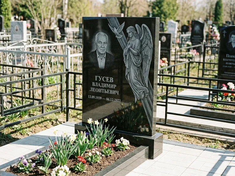 Памятник с гравировкой ангела — гравировка ангела в облаках с лучами над портретом, работа «Пономарёв» в Сочи