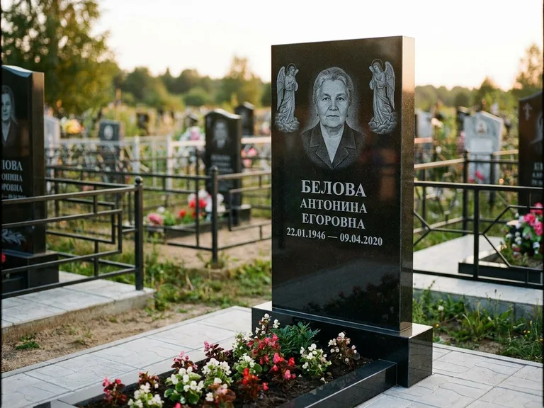 Памятник с гравировкой ангела — белая гравировка скорбящего ангела над портретом, работа «Журавлёва» в Сочи
