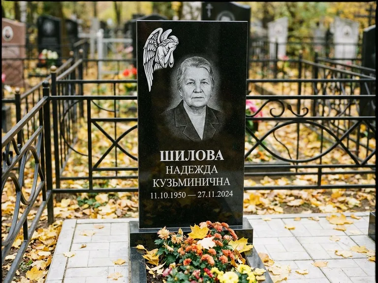 Памятник с гравировкой ангела — гравировка молящегося ангела в верхней части стелы, работа «Гордеева» в Сочи