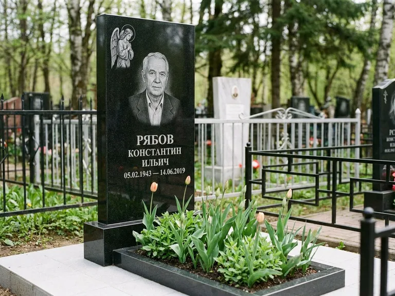 Памятник с гравировкой ангела — гравировка ангела с крестом рядом с эпитафией, работа «Фаддеев» в Сочи