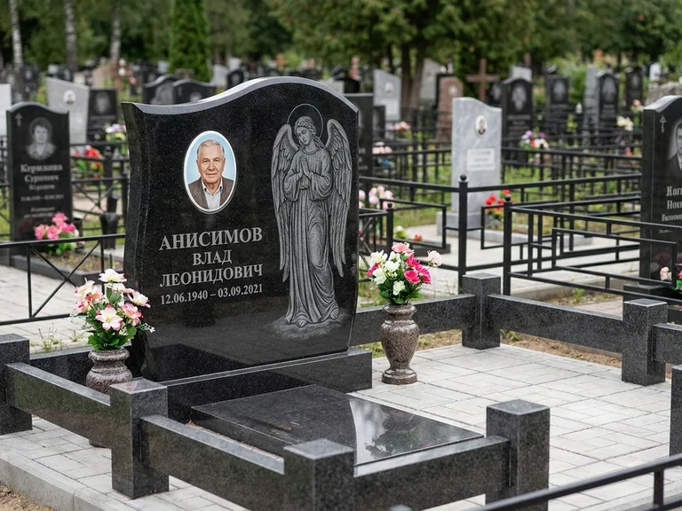 Памятник с гравировкой ангела — белая гравировка скорбящего ангела над портретом, работа «Свиридов» в Сочи