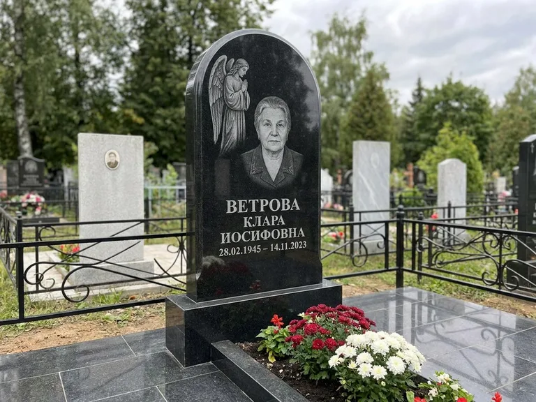 Памятник с гравировкой ангела — гравировка ангела-хранителя сбоку от портрета, работа «Игнатова» в Сочи