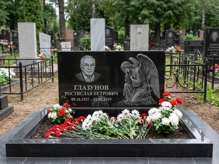 Памятник с гравировкой ангела — гравировка молящегося ангела в верхней части стелы, работа «Доронин» в Сочи