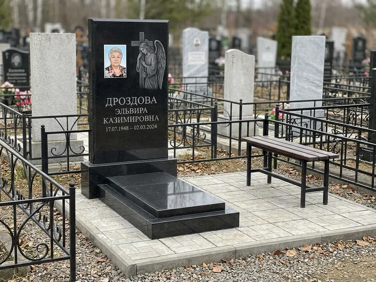 Памятник с гравировкой ангела — гравировка ангела с крестом рядом с эпитафией, работа «Яковлева» в Сочи