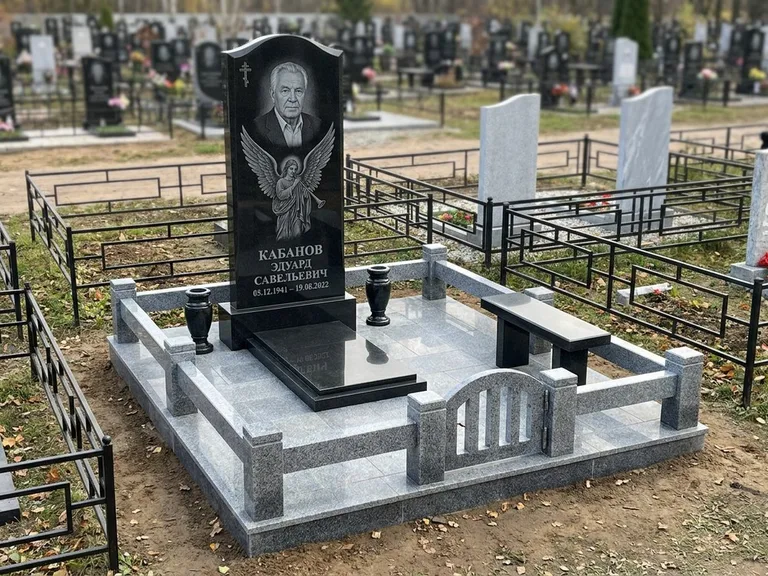 Памятник с гравировкой ангела — гравировка ангела с голубем по диагонали стелы, работа «Пономарёв» в Сочи