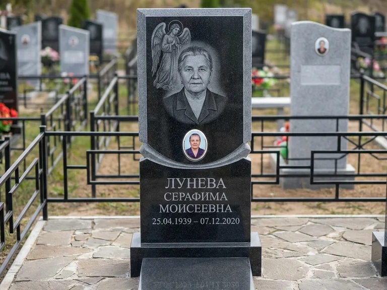 Памятник с гравировкой ангела — гравировка двух ангелов по сторонам портрета, работа «Журавлёва» в Сочи