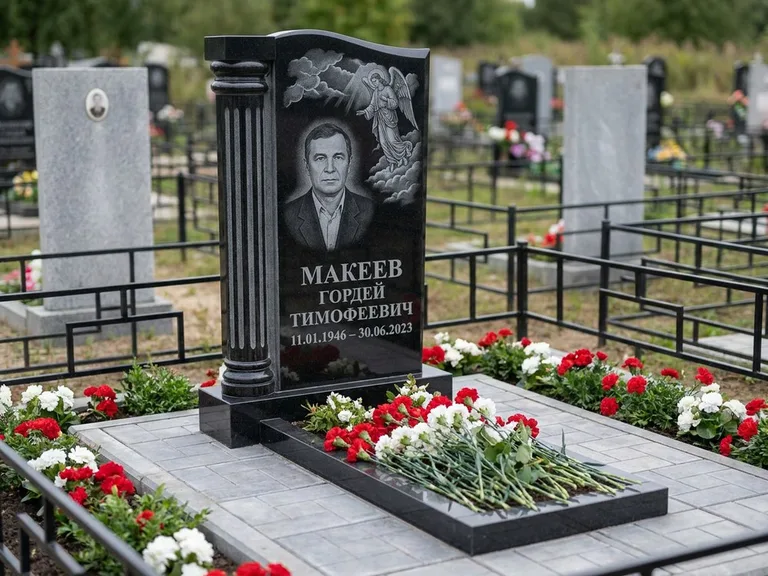 Памятник с гравировкой ангела — гравировка ангела в облаках с лучами над портретом, работа «Селиванов» в Сочи