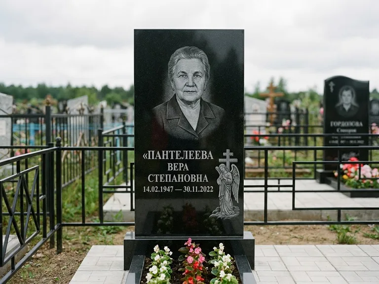 Памятник с гравировкой ангела — гравировка ангела с крестом рядом с эпитафией, работа «Пантелеева» в Сочи