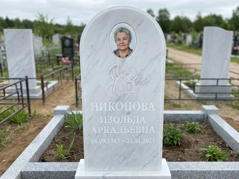 Памятник с гравировкой ангела — белая гравировка скорбящего ангела над портретом, работа «Гордеева» в Сочи