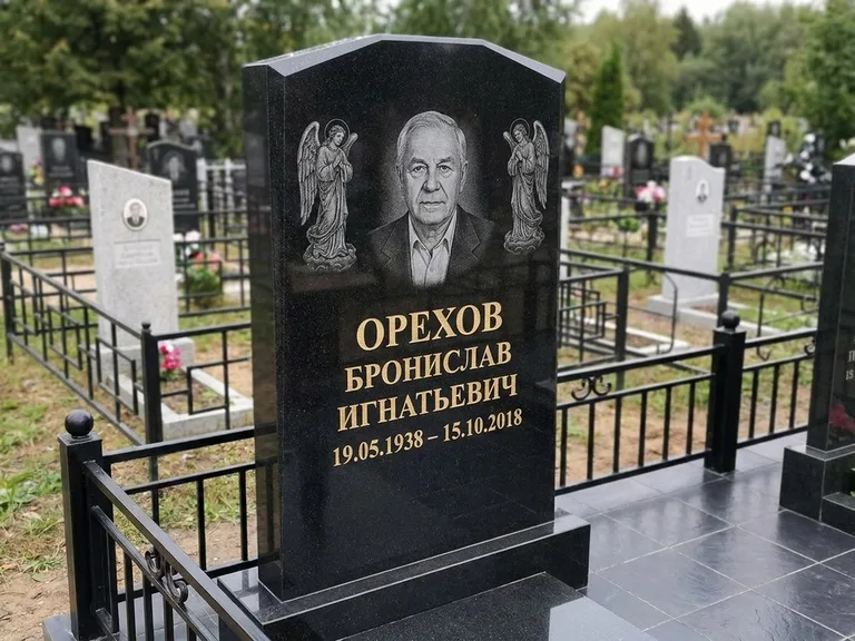Памятник с гравировкой ангела — гравировка ангела-хранителя сбоку от портрета, работа «Фаддеев» в Сочи